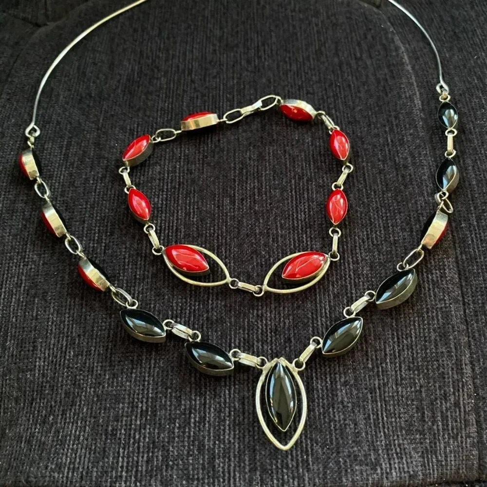 Vintage Art Deco Reversible Red and Black Teardrop Necklace and Bracelet Set - Picture 13 of 16